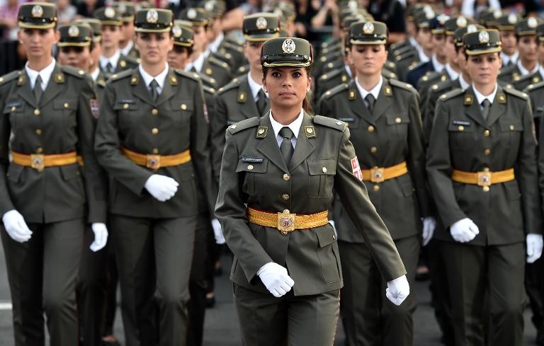 ضابطات صربيات يقدمن عرضا عسكريا