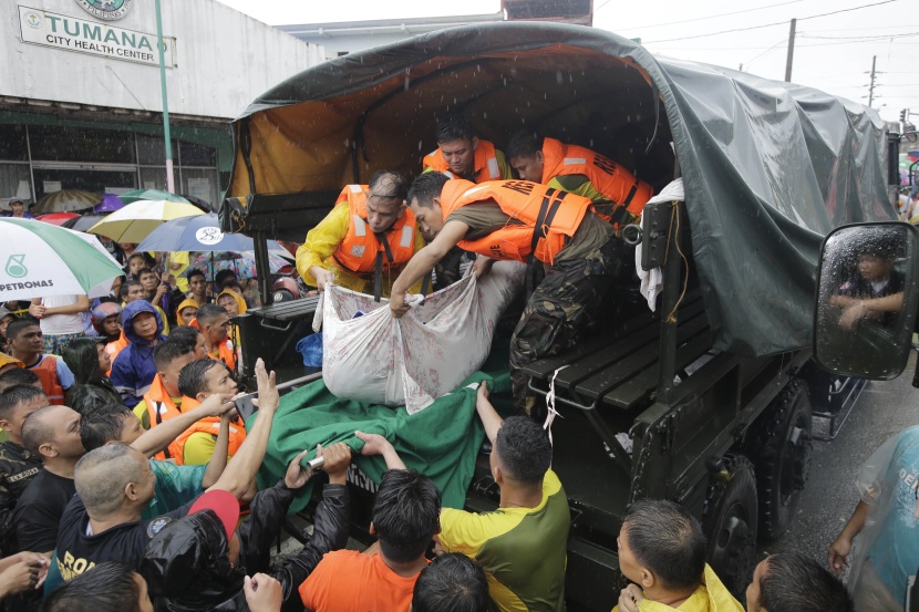 قصة مصورة: إجلاء عشرات الآلاف وسط موجة فيضانات تجتاح الفلبين