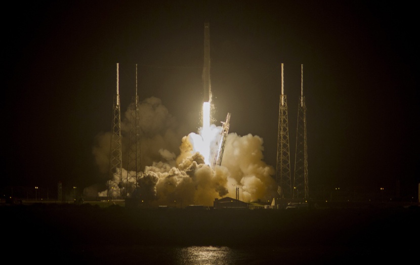 الصاروخ فالكون 9 ينطلق في رحلة إلى محطة الفضاء الدولية