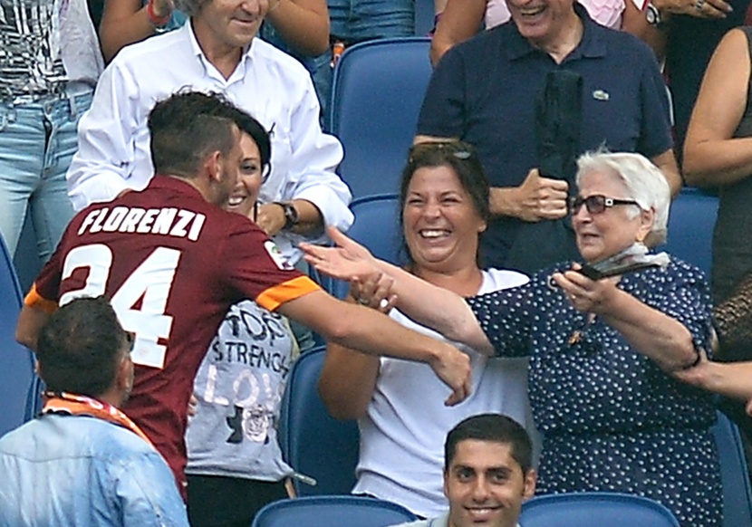 فلورينتسي لاعب روما ينال إنذارا لاحتضان جدته في المدرجات