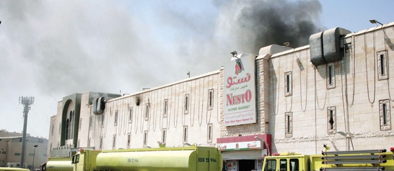 مصرع 2 من الدفاع المدني في حريق مجمع تجاري في الدمام