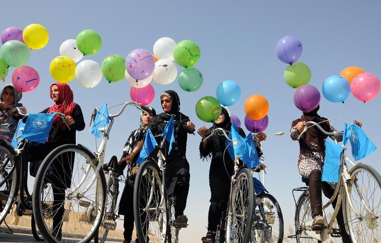 أفغانيات يشاركن بسباق دراجات في يوم السلام العالمي في مزار شريف.
