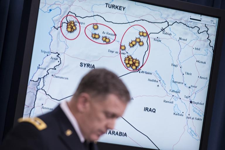 اللفتنانت جنرال وليام مايفيل يقدم شرحا في البنتاغون حول الضربات الجوية ضد مواقع تنظيم الدولة الاسلامية في سوريا