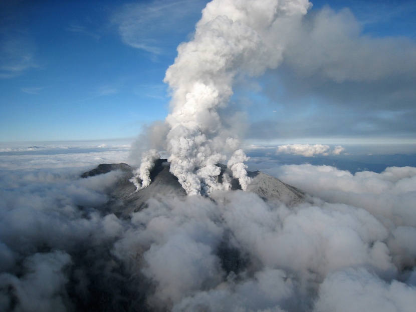 قصة مصورة: ثوران بركان اليابان.. 36 قتيلا على الأقل