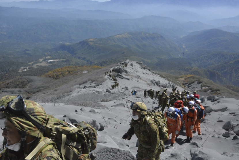 قصة مصورة: ثوران بركان اليابان.. 36 قتيلا على الأقل