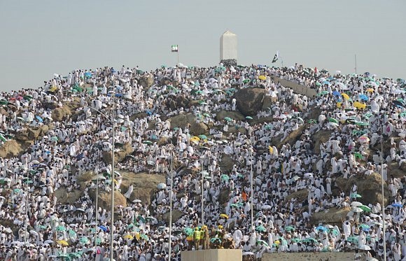 الدفاع المدني يحذر الحجاج من الصعود إلى جبل الرحمة يوم عرفة