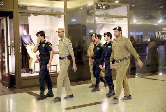 30 من مجهولي الهوية يحرسون مجمعا تجاريا في الرياض