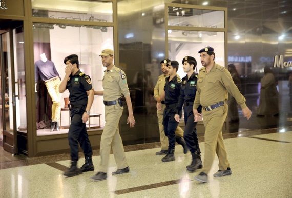 30 من مجهولي الهوية يحرسون مجمعا تجاريا في الرياض