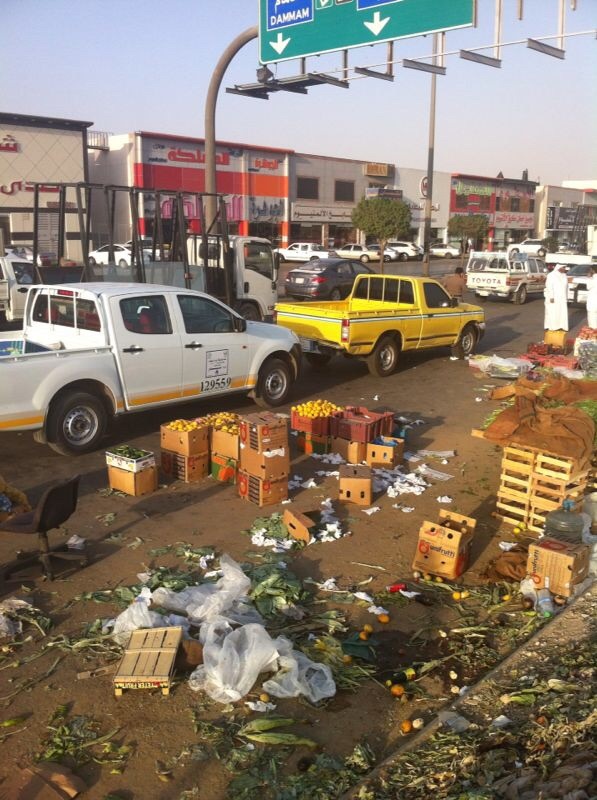 أمانة الرياض تباشر بلاغات ضد الجائلين الأجانب في منفوحه والصناعية