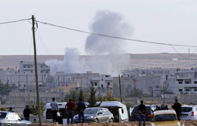 دخان يتصاعد فوق كوباني السورية إثر ضربات جوية