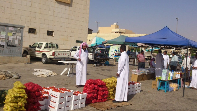 أمانة الرياض تنفذ حملات رقابيه ضد الجائلين الاجانب أمام "جوامع ومساجد" العاصمة
