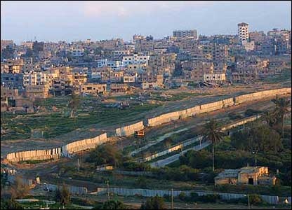 رئيس وزراء مصر يقر إقامة منطقة عازلة في رفح على حدود غزة
