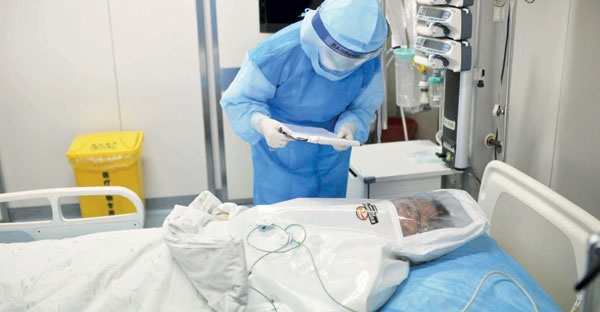 سوء ارتداء معدات الوقاية وراء إصابة عاملين صحيين بـ «إيبولا»