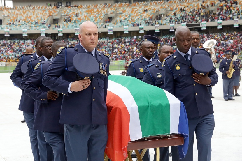 في جنازة جماهيرية جنوب افريقيا تودع قائد منتخبها ميوا