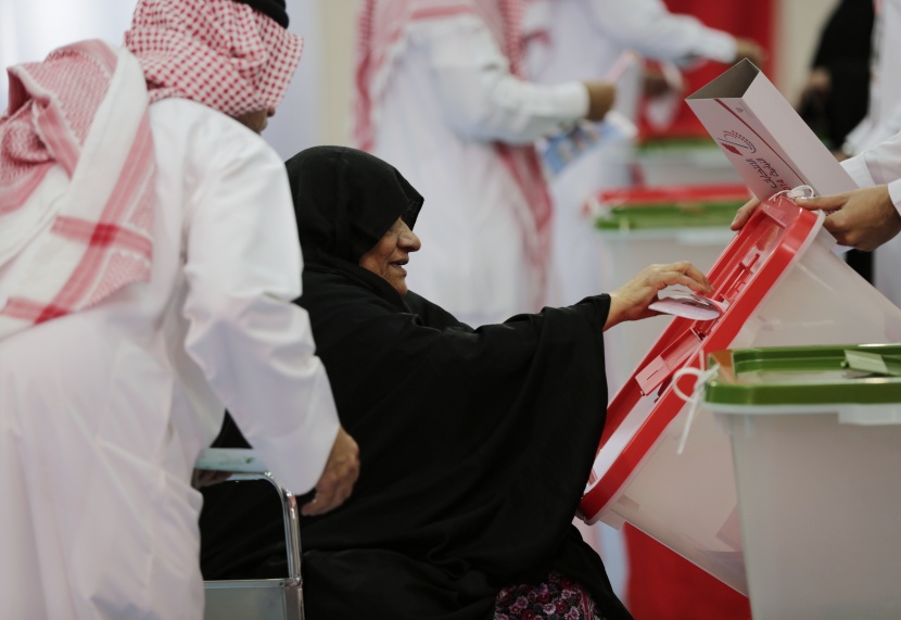 قصة مصورة: نسبة المشاركة في الانتخابات النيابية البحرينية بلغت 51 %