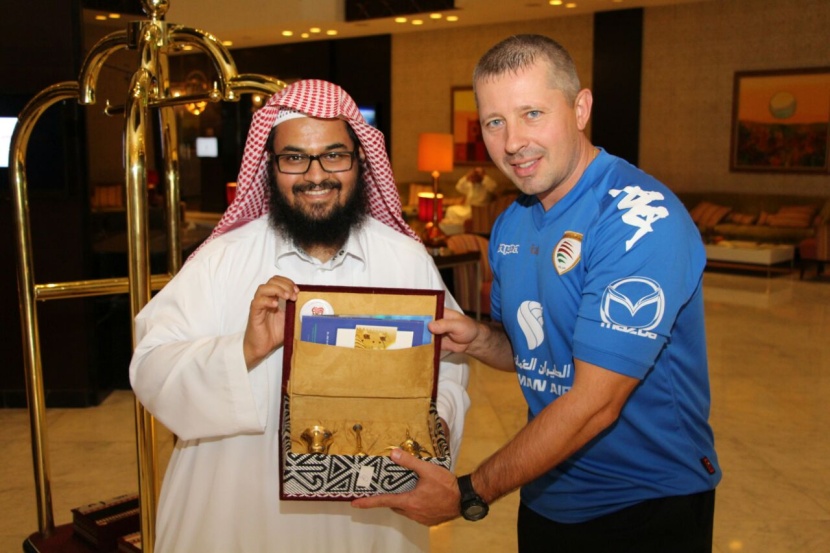 "دعوي البطحاء" يقدم "هدية رياضي" لمدربيّ عمان واليمن