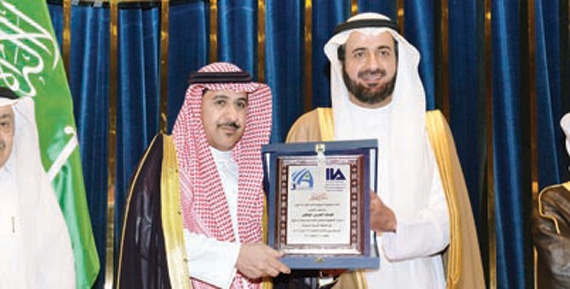 وزير التجارة والصناعة يكرم البنك العربي الوطني