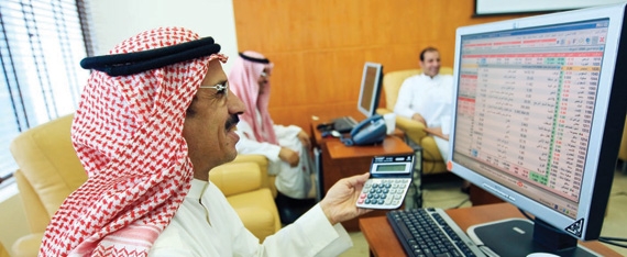 إعادة بناء المراكز والتركيز على السلبيات والمضاربات وراء تذبذب سوق الأسهم