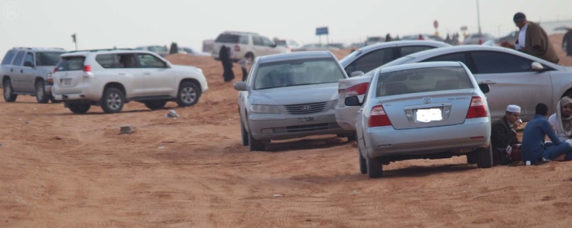 قصة مصورة: سكان الرياض يرتمون في أحضان الثمامة