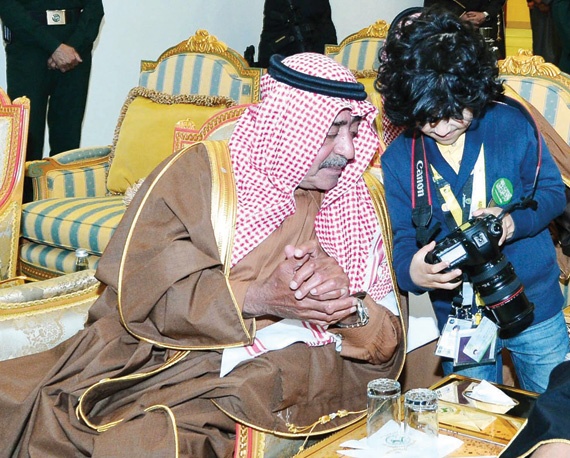 الأمير مقرن يوجه أصغر مصور في الشرق الأوسط بصقل موهبته