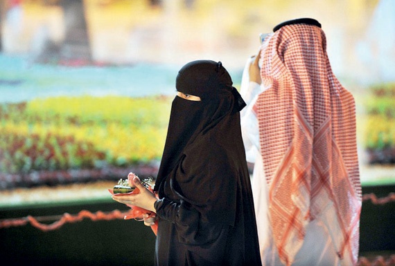المرأة والرجل في الرواية السعودية .. خيالات رومانسية تروي جفاف الواقع