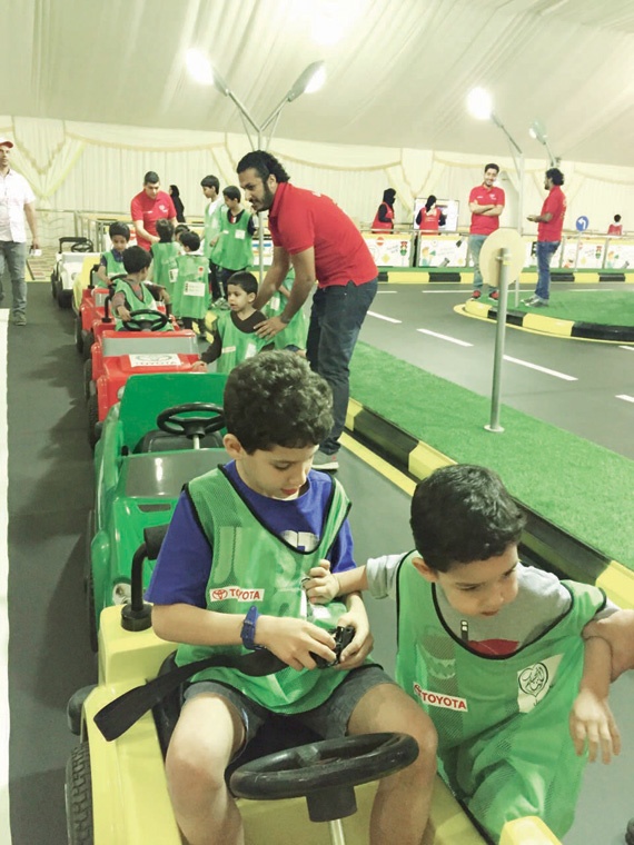 «مبادرات عبد اللطيف جميل» تثقف الأطفال بالسلامة المرورية وتقدم لهم رخص قيادة «رمزية»