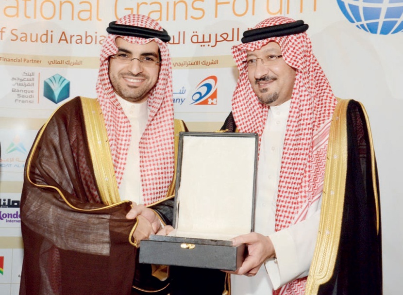 وزير الزراعة يكرِّم البنك السعودي الفرنسي الشريك المالي لمنتدى الحبوب الدولي