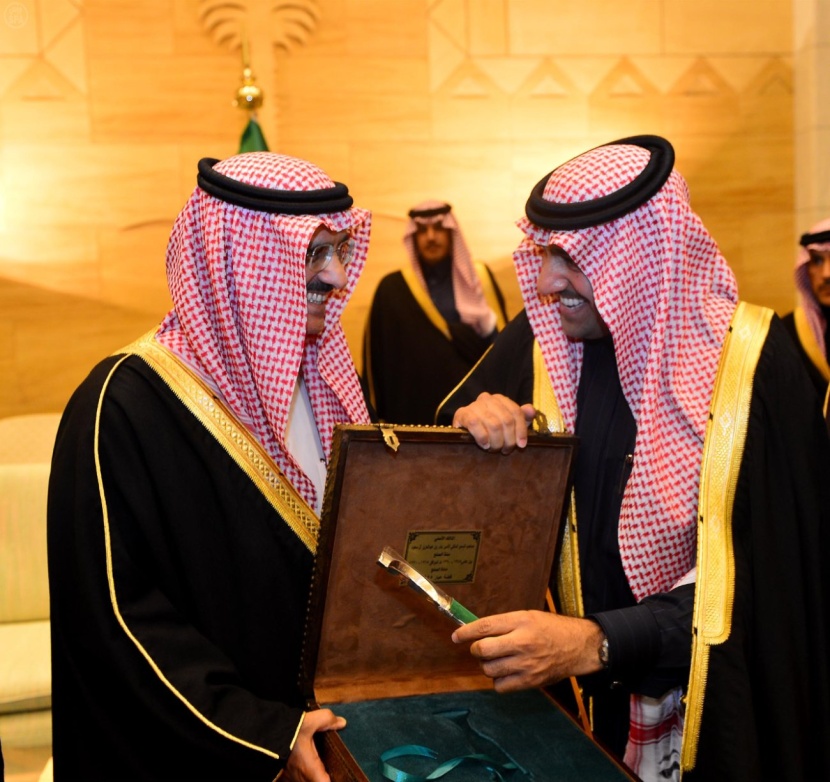 أمير الرياض يكرّم الأمير خالد بن بندر