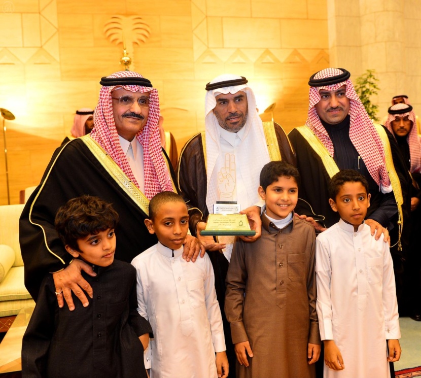 أمير الرياض يكرّم الأمير خالد بن بندر