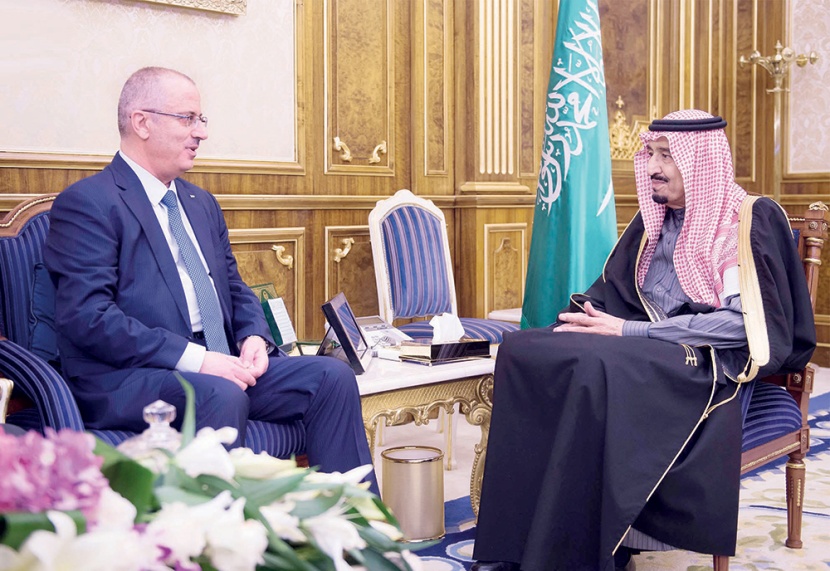 ولي العهد وولي ولي العهد والأمراء والمشايخ وكبار المسؤولين يطمئنون على الملك