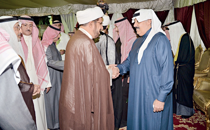 ولي العهد وولي ولي العهد والأمراء والمشايخ وكبار المسؤولين يطمئنون على الملك