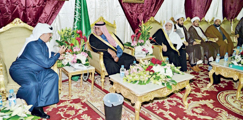 ولي العهد وولي ولي العهد والأمراء والمشايخ وكبار المسؤولين يطمئنون على الملك
