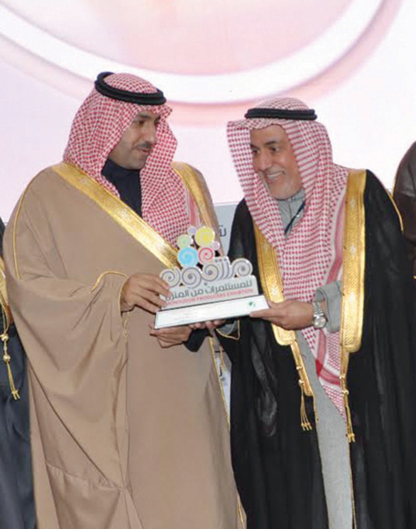 أمير منطقة الرياض يكرم «دواجن الوطنية» لرعايتها «منتجون»