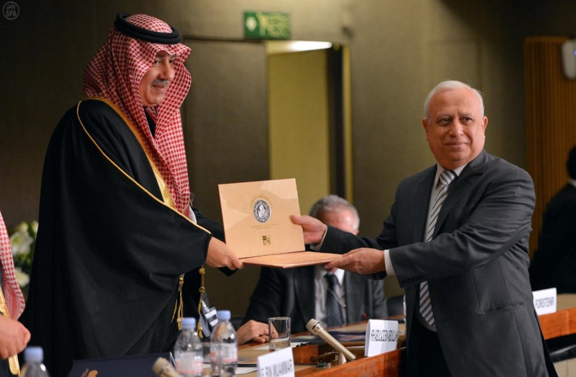 الأمير عبدالعزيز بن عبدالله يكرم الفائزين بجائزة خادم الحرمين العالمية للترجمة