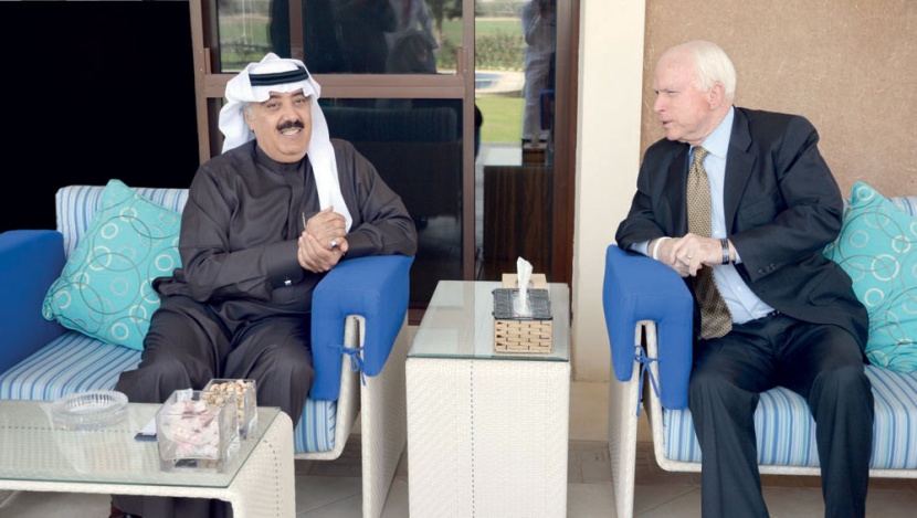 الأمير متعب بن عبد الله يطمئن جون ماكين على صحة خادم الحرمين