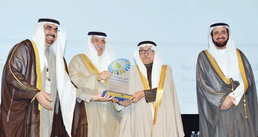 صورة تذكارية لمبتعثين بعد حضورهم مباراة المنتخب السعودي.