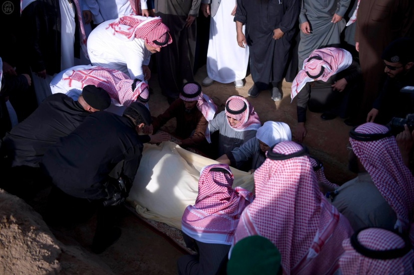 السعودية تواري خادم الحرمين الشريفين الملك عبدالله بن عبد العزيز الثرى في مقبرة العود