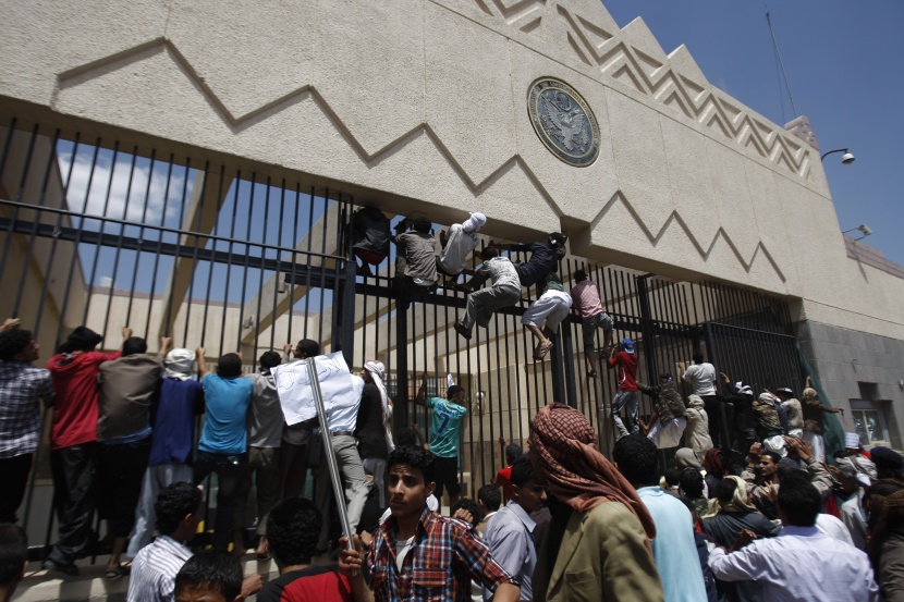 السفارة الأمريكية في اليمن توقف بعض خدماتها للجمهور بسبب الفوضى