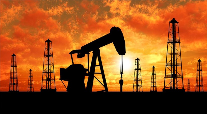 أسعار النفط تتراجع مع ارتفاع الإنتاج وخفض المنتجين للتكاليف