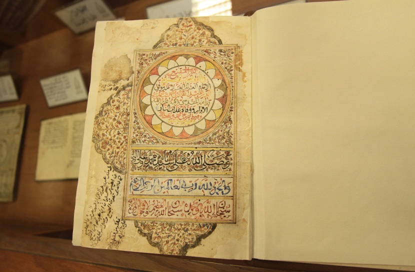 الملك سلمان يهدي دارة الملك عبدالعزيز مخطوطة فقهية عُمرها 216 عاما