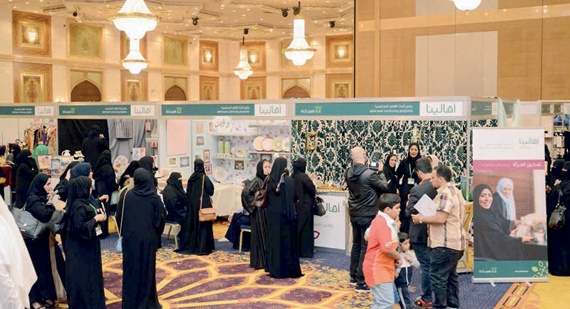 البنك الأهلي يؤهل 400 فتاة على الحرف اليدوية عام 2014