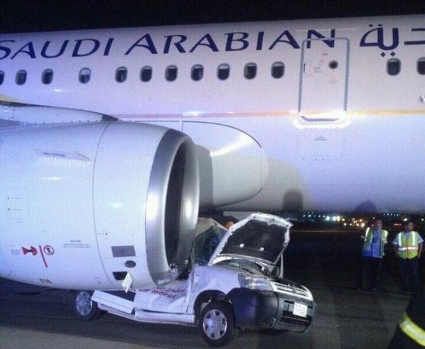 اصطدام سيارة بطائرة في مطار جدة