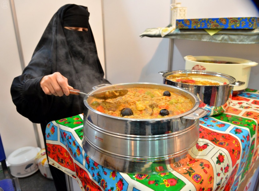 قصة مصورة: افتتاح مهرجان الأسر المنتجة بالقصب