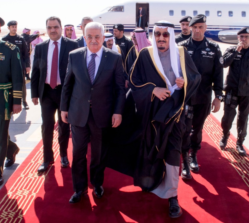 خادم الحرمين الشريفين يعقد اجتماعاً مع الرئيس الفلسطيني