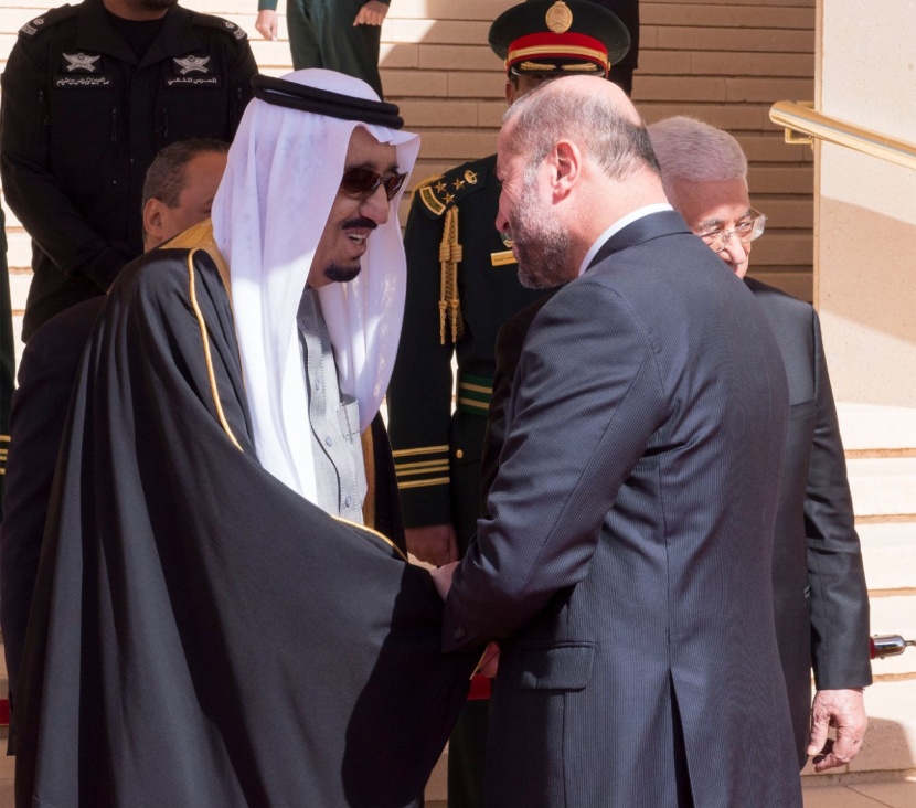 خادم الحرمين الشريفين يعقد اجتماعاً مع الرئيس الفلسطيني