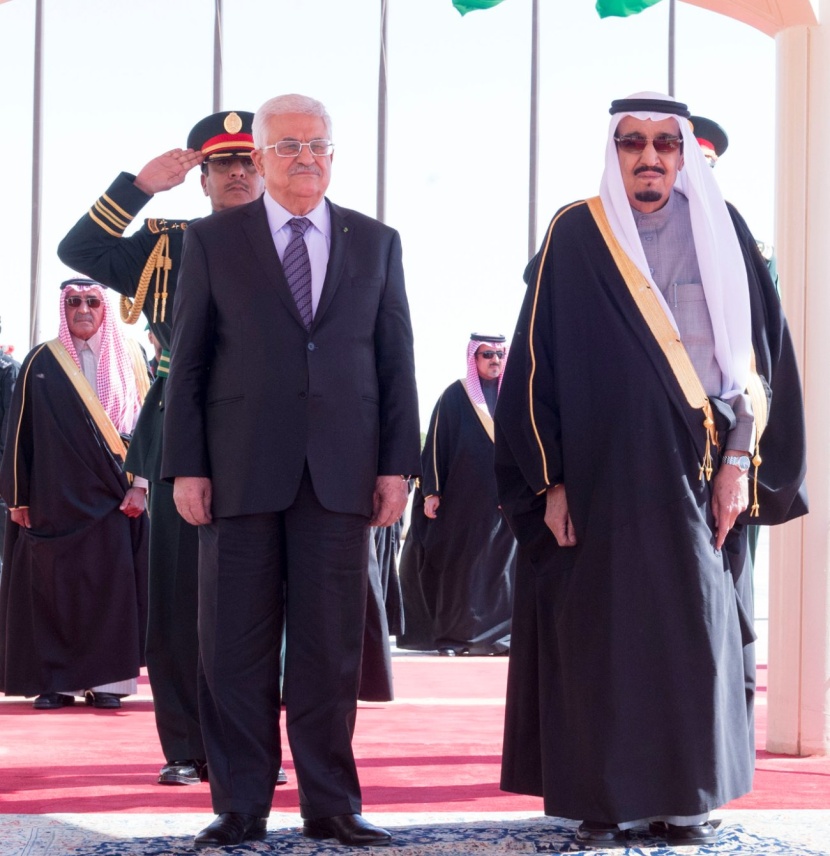 خادم الحرمين الشريفين يعقد اجتماعاً مع الرئيس الفلسطيني