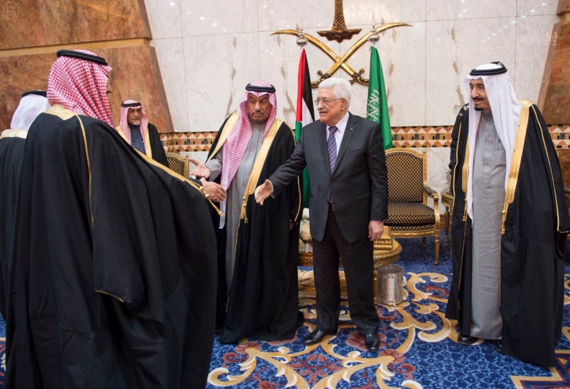 خادم الحرمين الشريفين يعقد اجتماعاً مع الرئيس الفلسطيني