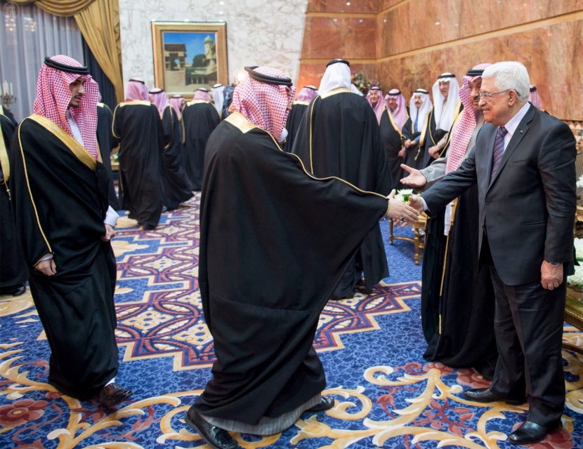 خادم الحرمين الشريفين يعقد اجتماعاً مع الرئيس الفلسطيني