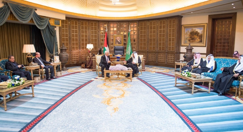 خادم الحرمين الشريفين يعقد اجتماعاً مع الرئيس الفلسطيني