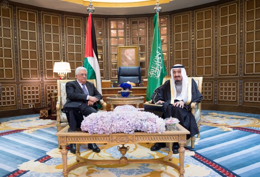 خادم الحرمين الشريفين يعقد اجتماعاً مع الرئيس الفلسطيني